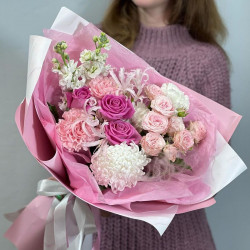 Букет «Розовые розы и белые хризантемы»